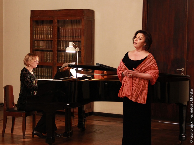 Dainuoja Kauno muzikinio teatro solistė Rita Preikšaitė, fortepijonu akompanuoja Rūta Blaškytė