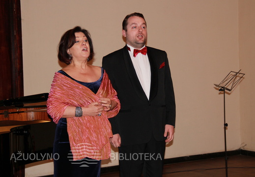 Dainuoja Kauno muzikinio teatro solistai Rita Preikšaitė ir Povilas Padleckis