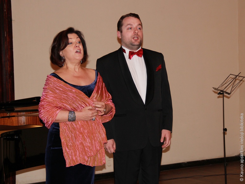 Dainuoja Kauno muzikinio teatro solistai Rita Preikšaitė ir Povilas Padleckis