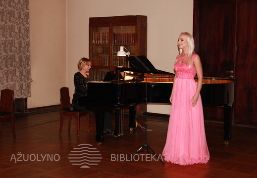 Dainuoja Kauno muzikinio teatro solistė Ingrida Kažemėkaitė