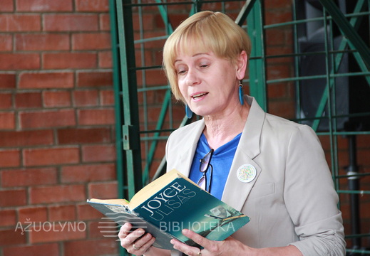 Ištraukas iš romano skaito kolegė Regina Klementavičienė