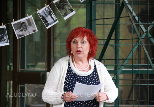 Ištraukas skaito KAVB darbuotoja Loreta Jonikienė