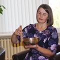 L. Petronienė groja tibetietišku dubeniu