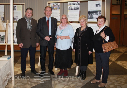 Arvydas Juozaitis  su komanda ir vakaro vedėja Rimanta Tamoliūnienė