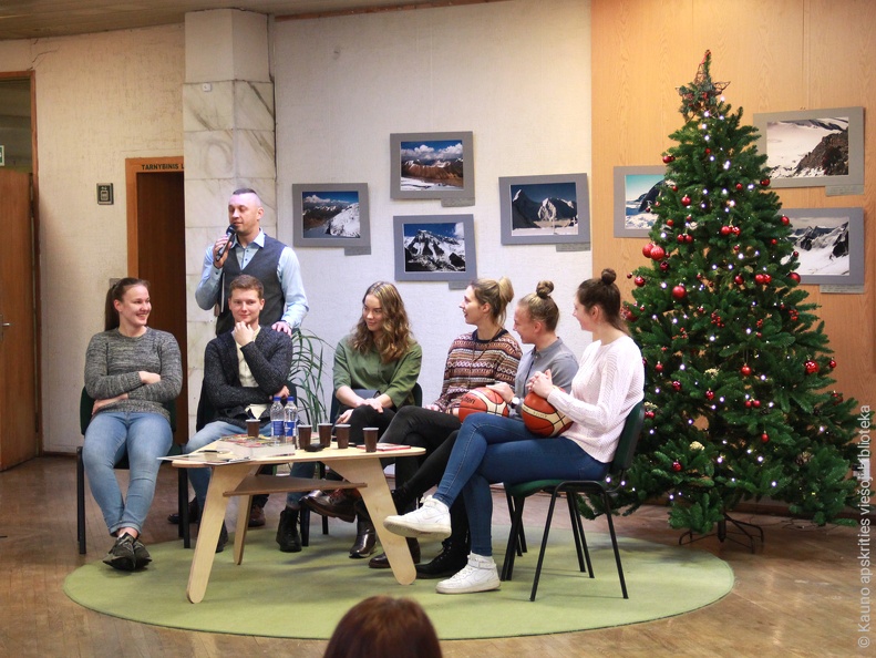 Moterų krepšinio klubo „Aistės-LSMU“ narės ir klubo direktorius Petras Aleksonis
