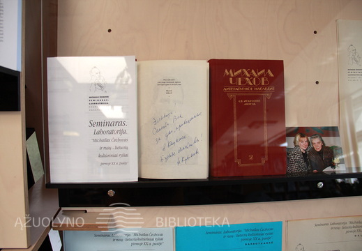 Legendinės rusų teatrologės Nataljos Krymovos redaguotas ir dovanotas M. Čechovo raštų dvitomis su dedikacija