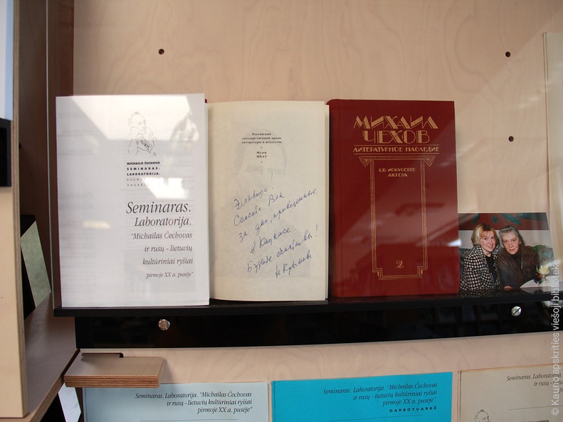 Legendinės rusų teatrologės Nataljos Krymovos redaguotas ir dovanotas M. Čechovo raštų dvitomis su dedikacija