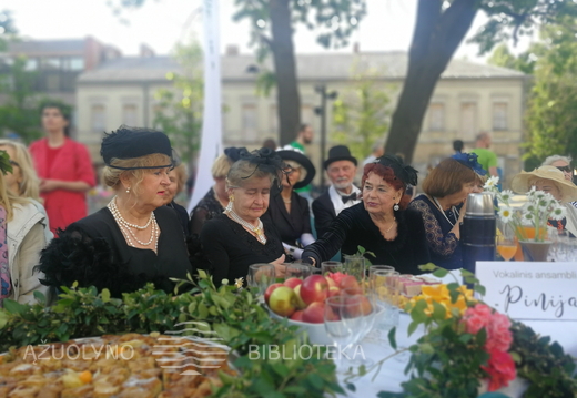 Vokalinio ansambilio „Pinija“ damos