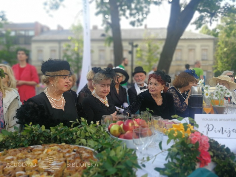 Vokalinio ansambilio „Pinija“ damos