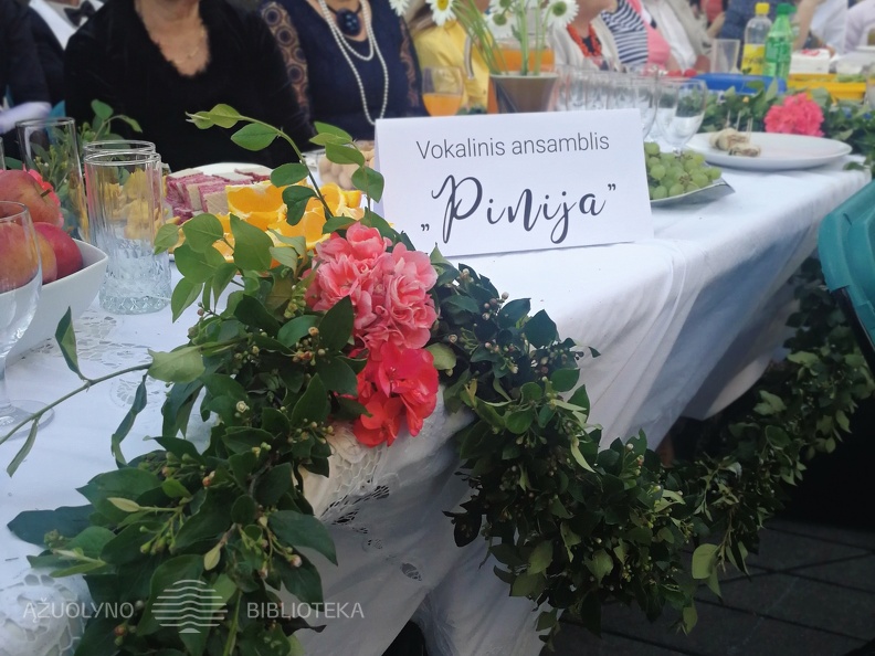 Vokalinio ansambilio „Pinija“ damos
