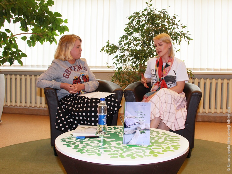 Autorė Živilė Galdikienė ir knygų tinklaraštininkė Greta Brigita