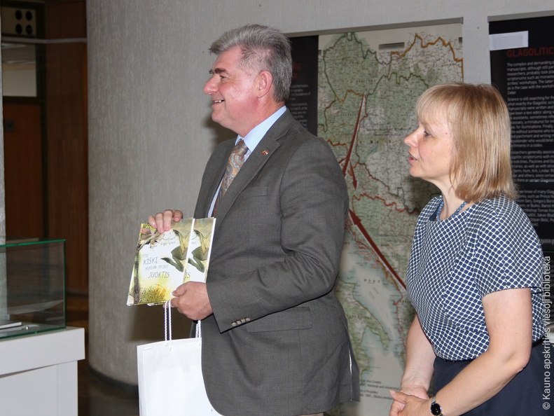 Kroatijos ambasadorius Krešimir Kedmenec ir  jo asistentė Jurga Jozič