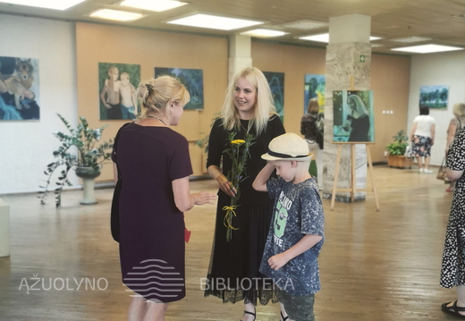 Parodos atidarymo akimirka