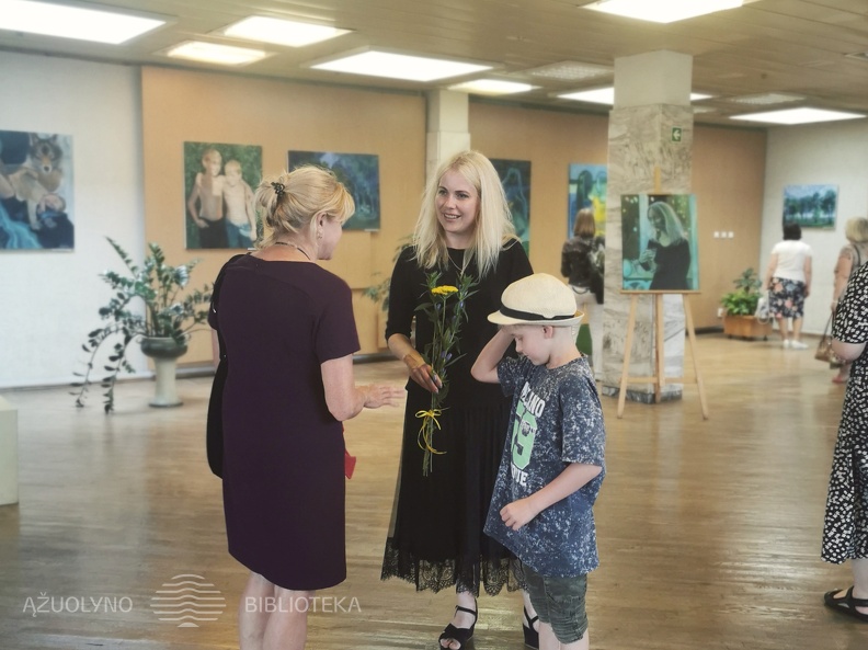 Parodos atidarymo akimirka