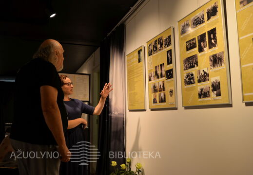 Gytis Padegimas ir Angelė Mikelinskaitė prie parodos "Visada yra galimybė..." stendų Panevėžyje