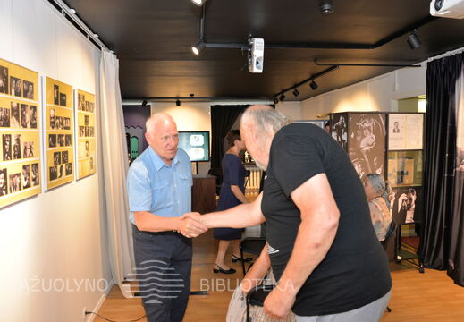 Nacionalinio Kauno dramos teatro aktorius Liubomiras Laucevičius ir režisierius Gytis Padegimas parodoje Panevėžyje