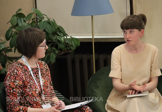 KAVB Meno ir muzikos skyriaus vadovė Julija Genienė ir leidinio sudarytoja Emilija Vaginytė