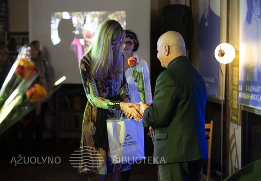 Bibliotekos direktorė Edita Urbonavičienė ir kardinolas Sigitas Tamkevičius SJ