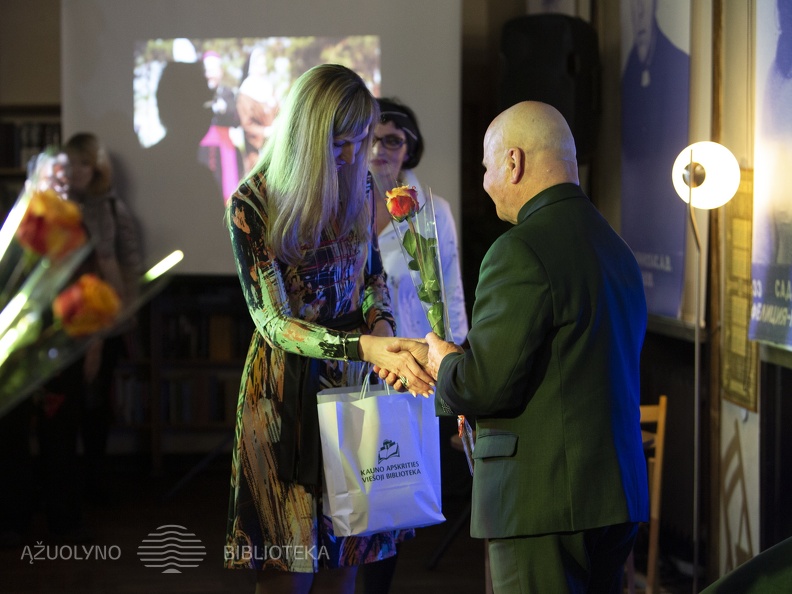 Bibliotekos direktorė Edita Urbonavičienė ir kardinolas Sigitas Tamkevičius SJ