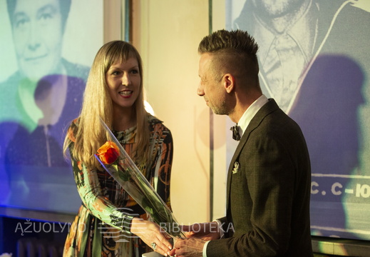  Dainininkas Linas Adomaitis ir bibliotekos direktorė Edita Urbonavičienė