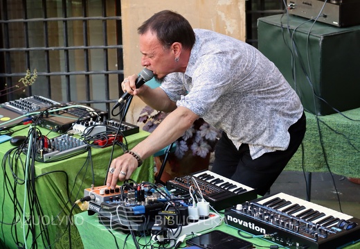  „fenoMenas“ kūrybos ir meno renginių ciklas KAVB kiemelyje. X, Y, Z kartos