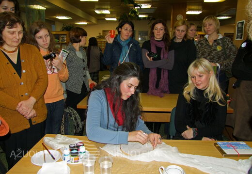 Dailininkė R.Serapinaitė rodo kaip tapoma ant šilko