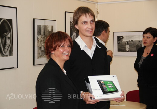 Komisijos pirmininkė TEO LT, AB Kauno regiono centro direktorė Loreta Ivašauskienė su nugalėtoju Linu Urbonavičium