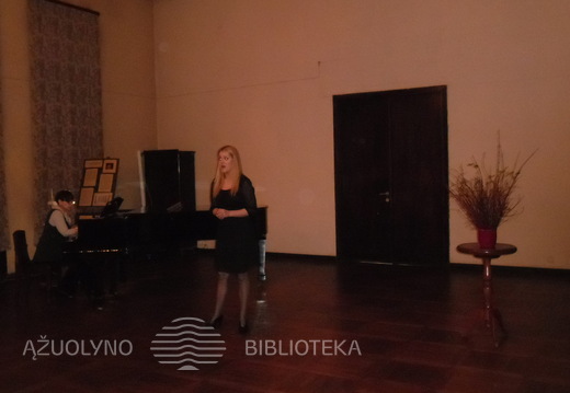 4. Dainuoja VDU MA Sodaitytės klasės studentė G. Jocaitė.