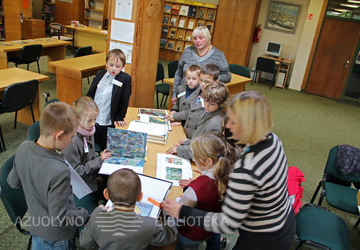Vaikai  rinkosi  jiems labiausiai patikusį Lietuvos dailininko kūrinį