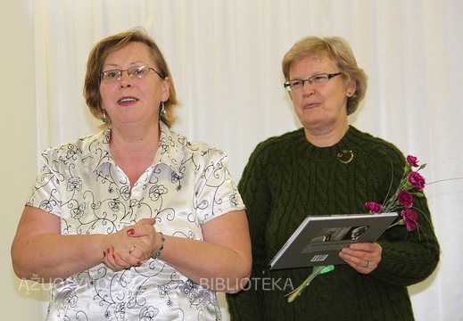 Šakių raj. savivaldybės viešosios bibliotekos Skaitytojų aptarnavimo sk. vedėja Lina Eringienė ir direktorė Regina Ūsienė