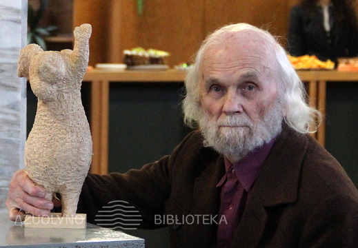 Skulptorius L. V. Strioga su savo darbu