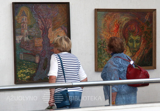 Parodos atidarymo belaukiant.