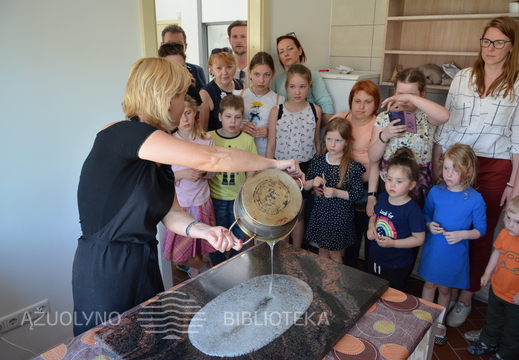 Kretingos dvaro saldaininėje vyko edukacinis užsiėmimas. Gaminome ir ragavome saldainius