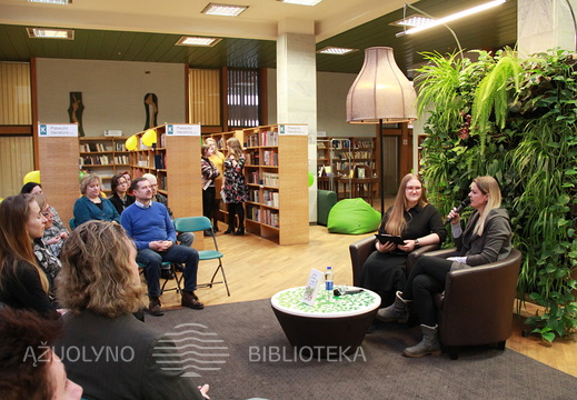 Rašytoja Rasa Sagė ir knygų tinklaraštininkė Laura